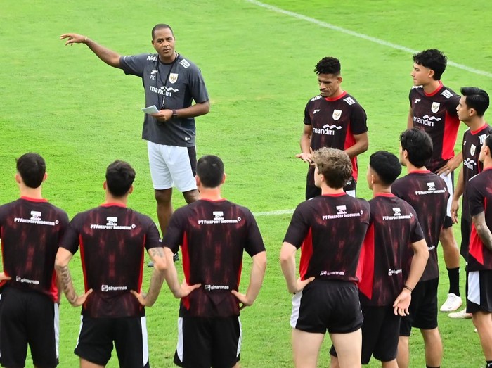 Sejumlah pesepak bola Timnas Indonesia mengikuti sesi latihan perdana di Training Center Bali United, Pantai Purnama, Gianyar, Bali, Senin (26/5/2025). Timnas Indonesia mulai menjalani pemusatan latihan di Bali hingga Sabtu (31/5) sebagai persiapan menjelang laga lanjutan babak kualifikasi Piala Dunia 2026. ANTARA FOTO/Fikri Yusuf/nym.