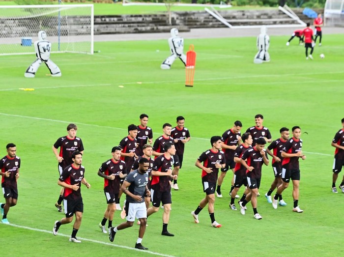Sejumlah pesepak bola Timnas Indonesia mengikuti sesi latihan perdana di Training Center Bali United, Pantai Purnama, Gianyar, Bali, Senin (26/5/2025). Timnas Indonesia mulai menjalani pemusatan latihan di Bali hingga Sabtu (31/5) sebagai persiapan menjelang laga lanjutan babak kualifikasi Piala Dunia 2026. ANTARA FOTO/Fikri Yusuf/nym.