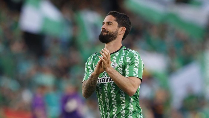 Soccer Football - Conference League - Semi Final - First Leg - Real Betis v Fiorentina - Estadio Benito Villamarin, Seville, Spain - May 1, 2025 Real Betis Isco during the warm up before the match REUTERS/Marcelo Del Pozo