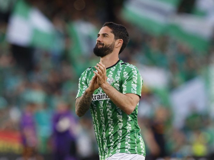 Soccer Football - Conference League - Semi Final - First Leg - Real Betis v Fiorentina - Estadio Benito Villamarin, Seville, Spain - May 1, 2025 Real Betis' Isco during the warm up before the match REUTERS/Marcelo Del Pozo