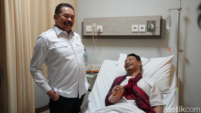 Jaksa Agung jenguk pegawai jadi korban pembacokan di Sawangan Depok. (Dok. ist) Jaksa Agung jenguk pegawai jadi korban pembacokan di Sawangan Depok. (Dok. ist)