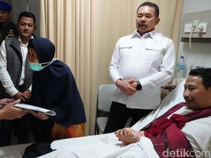 Jaksa Agung Jenguk Pegawai Dibacok OTK di Depok, Minta Lebih Waspada