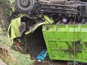 Korban Tewas Tertimpa Badan Truk di Probolinggo Sedang Dievakuasi
