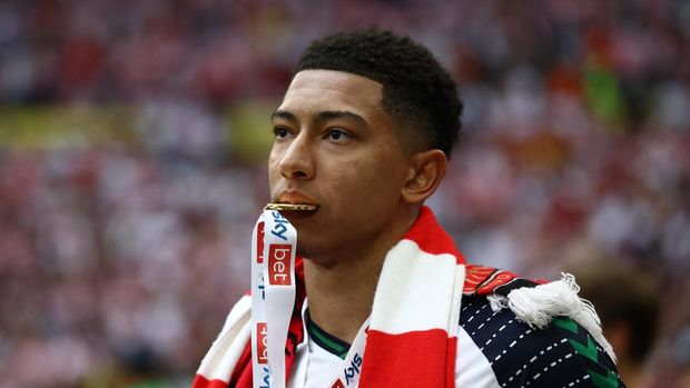 Soccer Football - Championship - Play-Off Final - Sheffield United v Sunderland - Wembley Stadium, London, Britain - May 24, 2025 Sunderland's Jobe Bellingham celebrates with his medal after winning the championship play-off final Action Images via Reuters/Lee Smith EDITORIAL USE ONLY. NO USE WITH UNAUTHORIZED AUDIO, VIDEO, DATA, FIXTURE LISTS, CLUB/LEAGUE LOGOS OR 'LIVE' SERVICES. ONLINE IN-MATCH USE LIMITED TO 120 IMAGES, NO VIDEO EMULATION. NO USE IN BETTING, GAMES OR SINGLE CLUB/LEAGUE/PLAYER PUBLICATIONS. PLEASE CONTACT YOUR ACCOUNT REPRESENTATIVE FOR FURTHER DETAILS..