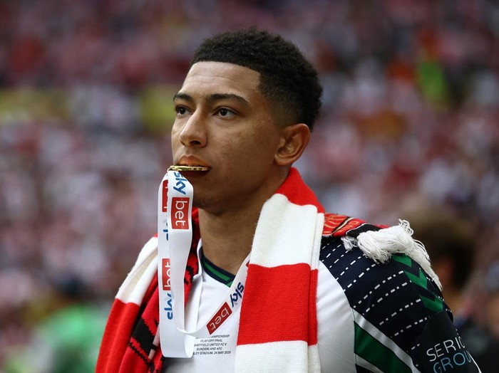 Soccer Football - Championship - Play-Off Final - Sheffield United v Sunderland - Wembley Stadium, London, Britain - May 24, 2025 Sunderland's Jobe Bellingham celebrates with his medal after winning the championship play-off final Action Images via Reuters/Lee Smith EDITORIAL USE ONLY. NO USE WITH UNAUTHORIZED AUDIO, VIDEO, DATA, FIXTURE LISTS, CLUB/LEAGUE LOGOS OR 'LIVE' SERVICES. ONLINE IN-MATCH USE LIMITED TO 120 IMAGES, NO VIDEO EMULATION. NO USE IN BETTING, GAMES OR SINGLE CLUB/LEAGUE/PLAYER PUBLICATIONS. PLEASE CONTACT YOUR ACCOUNT REPRESENTATIVE FOR FURTHER DETAILS..