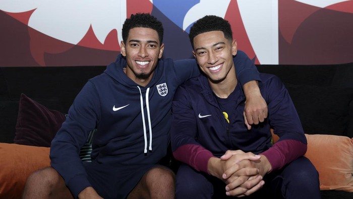 Jude bellingham jobe bellingham timnas inggris BURTON UPON TRENT, ENGLAND - NOVEMBER 11: Jude Bellingham of England and Jobe Bellingham of England Under-21s pose for a photo at St Georges Park on November 11, 2024 in Burton upon Trent, England. (Photo by Eddie Keogh - The FA/The FA via Getty Images)