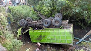 Kecelakaan Truk Tabrak Motor Dan Pikap di Probolinggo