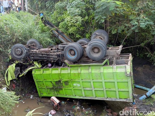 Kecelakaan Truk Tabrak Motor Dan Pikap di Probolinggo