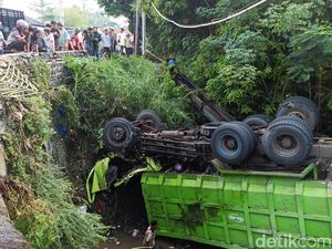 Video Truk Tabrak Motor-Pikap di Probolinggo, 4 Orang Tewas Video Truk Tabrak Motor-Pikap di Probolinggo, 4 Orang Tewas