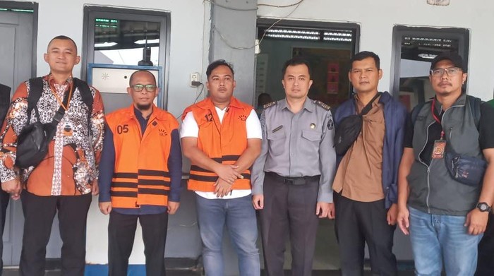 KPK melimpahkan berkas problem masalah korupsi proyek Dinas PUPR Kabupaten Ogan Komering Ulu (OKU), Sumatera Selatan (Sumsel) ke pengadilan (dok.KPK) KPK melimpahkan berkas problem masalah korupsi proyek Dinas PUPR Kabupaten Ogan Komering Ulu (OKU), Sumatera Selatan (Sumsel) ke pengadilan (dok.KPK)