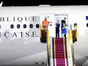Momen Ditoyor Istri Tuai Sorotan, Macron Bilang Cuma Candaan Momen Ditoyor Istri Tuai Sorotan, Macron Bilang Cuma Candaan