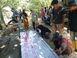 Warga Dasan Geria Demo Tolak Alih Fungsi Lahan Sekolah ke Yayasan