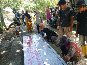 Warga Dasan Geria Demo Tolak Alih Fungsi Lahan Sekolah ke Yayasan Warga Dasan Geria Demo Tolak Alih Fungsi Lahan Sekolah ke Yayasan