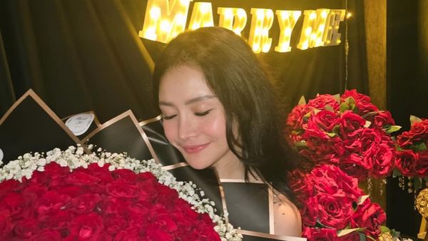 8 Foto Mawar AFI Dilamar Kekasih saat Dinner Romantis, Curi Atensi
