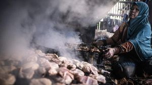 Mengintip Produksi Ikan Asap di Bandarharjo Semarang