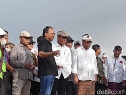 Pungutan Wisatawan Asing untuk Bereskan Sampah