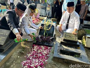 Momen Ratu Zakiyah Ziarah ke Makam Orang Tua Usai Dilantik Jadi Bupati