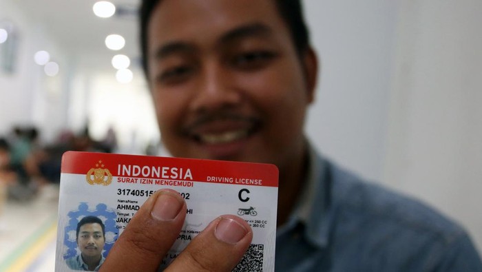 Mulai 1 Juni, SIM Indonesia Diakui di Delapan Negara ASEAN Petugas merekam data diri pemohon SIM C di Satuan Penyelenggara Administrasi (Satpas) SIM Polres Metropolitan Tangerang Kota, Tangerang, Banten, Selasa (27/5/2025). Mulai terhitung 1 Juni 2025, Surat Izin Mengemudi (SIM) Indonesia akan berlaku di delapan negara anggota ASEAN, yakni Filipina, Thailand, Laos, Vietnam, Brunei Darussalam, Myanmar, Malaysia, dan Singapura, sehabis modifikasi Nomor Induk Kependudukan (NIK) menjadi nomor SIM. ANTARA FOTO/Muhammad Iqbal