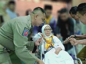 Tangis Haru Warnai Pelepasan 214 CJH Kloter 86 Asal Kota Probolinggo Tangis Haru Warnai Pelepasan 214 CJH Kloter 86 Asal Kota Probolinggo