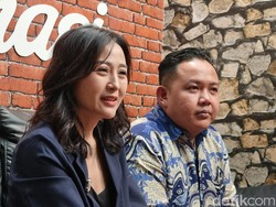 Pengacara Jan Hwa Diana Bawa Dokumen Karyawan Temui Wawali Armuji