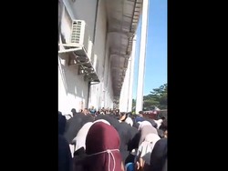 Video: Job Fair di Cikarang Membeludak, Sejumlah Pelamar Pingsan