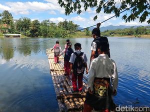 Rakit Bambu Jadi Andalan Kala Jembatan Tak Kunjung Datang Rakit Bambu Jadi Andalan Kala Jembatan Tak Kunjung Datang
