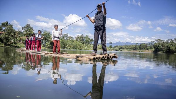Potret Siswa di Bandung Barat, Seberangi Sungai Pakai Rakit Demi Sekolah