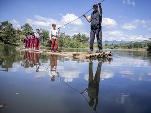 Potret Siswa di Bandung Barat, Seberangi Sungai Pakai Rakit Demi Sekolah Potret Siswa di Bandung Barat, Seberangi Sungai Pakai Rakit Demi Sekolah