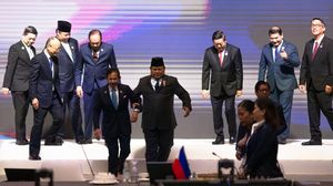Momen Prabowo Menggandeng Tangan Sultan Brunei