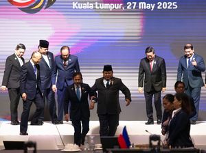 Momen Prabowo Menggandeng Tangan Sultan Brunei Momen Prabowo Menggandeng Tangan Sultan Brunei