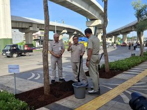 Pramono Tanam 103 Pohon Tabebuya di Cakung: Kita Ingin Jakarta Lebih Hijau Pramono Tanam 103 Pohon Tabebuya di Cakung: Kita Ingin Jakarta Lebih Hijau