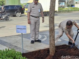 Momen Pramono Nyangkul Tanam Pohon di Cakung Jaktim demi Tekan Polusi