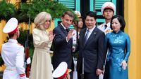 7 Potret Kebersamaan Emmanuel Macron dan Brigitte, Usai Insiden Wajah Ditoyor