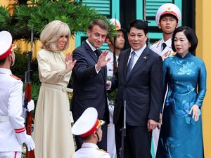 7 Potret Kebersamaan Emmanuel Macron dan Brigitte, Usai Insiden Wajah Ditoyor 7 Potret Kebersamaan Emmanuel Macron dan Brigitte, Usai Insiden Wajah Ditoyor