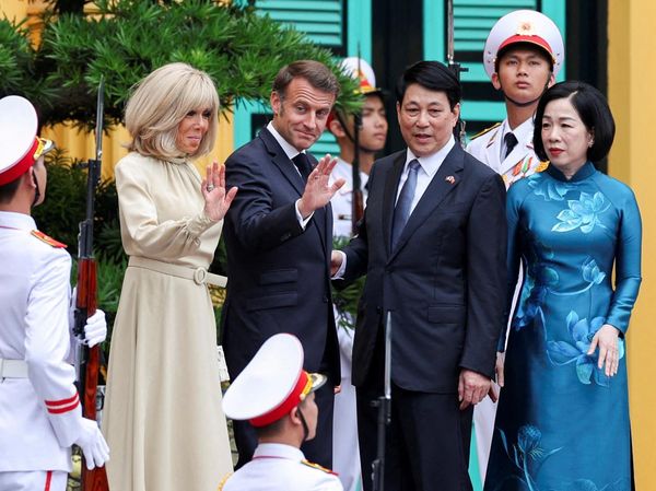 7 Potret Kebersamaan Emmanuel Macron dan Brigitte, Usai Insiden Wajah Ditoyor