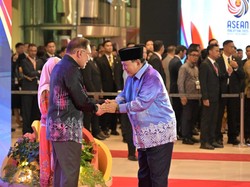 Momen Prabowo Hadiri Gala Dinner KTT ke-46 ASEAN, Pakai Batik Nuansa Biru