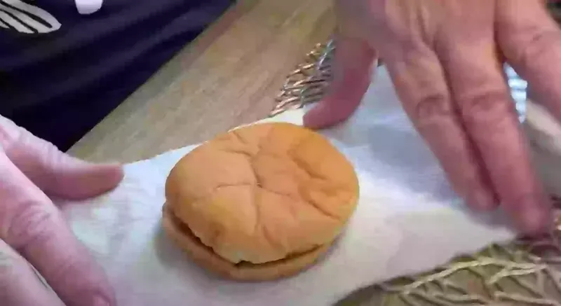 Pria Ini Eksperimen Simpan Burger Selama 20 Tahun Lebih, Hasilnya Mengejutkan!