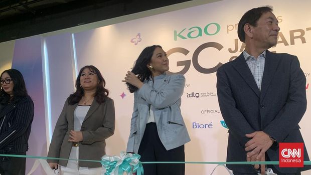 Ceo Trans Digital Lifestyle Group, Putri Tanjung saat gunting pita dalam peresmian pembukaan acara fesyen terbesar di Jepang, Tokyo Girl Collection.
