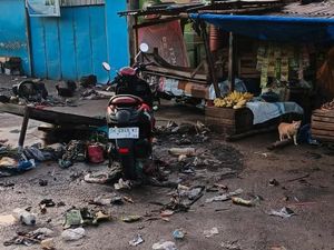 Larantuka Banjir Sampah Seusai Dilanda Hujan Deras Larantuka Banjir Sampah Seusai Dilanda Hujan Deras