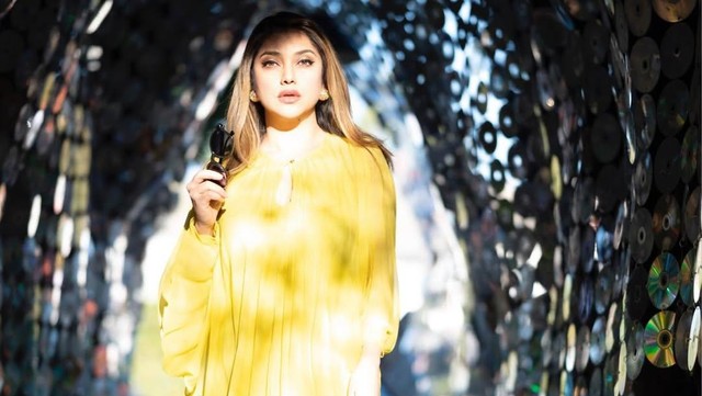 Highlight Dunia Hiburan InsertLive : Terpopuler: Kabar Sarah Azhari Usai Mundur Jadi Artis Vs Pegawai BI Loncat dari Helipad