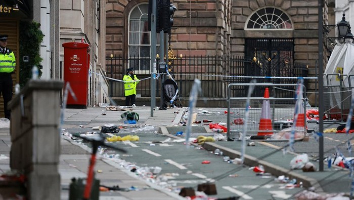 Sisa-sisa Parade Juara Berdarah Liverpool Forensic officers work near the site of an incident where a car plowed into a crowd of Liverpool fans during a parade celebrating their side's Premier League soccer title, in central Liverpool, Britain, May 27, 2025. REUTERS/Phil Noble