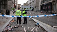Saksi mata mengatakan, mobil itu terlihat meninggalkan bar sebelum berjalan. Mobil juga berjalan dengan kecepatan sekitar 30 mil per jam, dan sempat membunyikan klakson untuk membuat suporter Liverpool minggir. (REUTERS/Phil Noble)