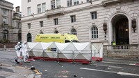 Liverpool menggelar parade juara Liga Inggris di pusat kotanya, Senin (26/5). Ada insiden mengerikan di tengah pesta. Melansir Daily Mail, saksi mata menyebut peristiwa itu terjadi di kawasan Water Street, area yang notabenenya memang tak ditutup untuk keperluan parade. Jaraknya sekitar satu mil sebelum titik akhir rute pesta Si Merah. (REUTERS/Phil Noble)