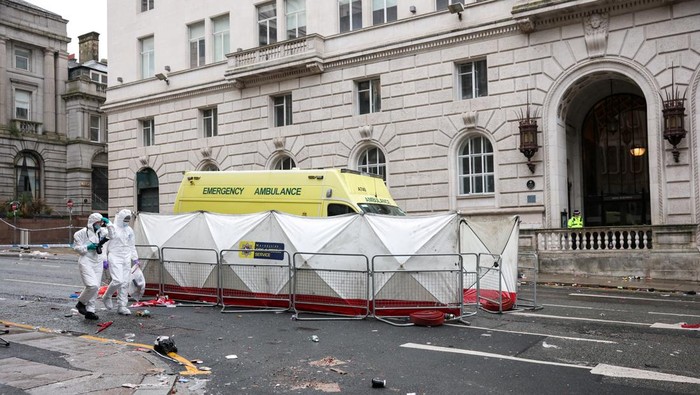 Sisa-sisa Parade Juara Berdarah Liverpool Forensic officers work near the site of an incident where a car plowed into a crowd of Liverpool fans during a parade celebrating their side's Premier League soccer title, in central Liverpool, Britain, May 27, 2025. REUTERS/Phil Noble