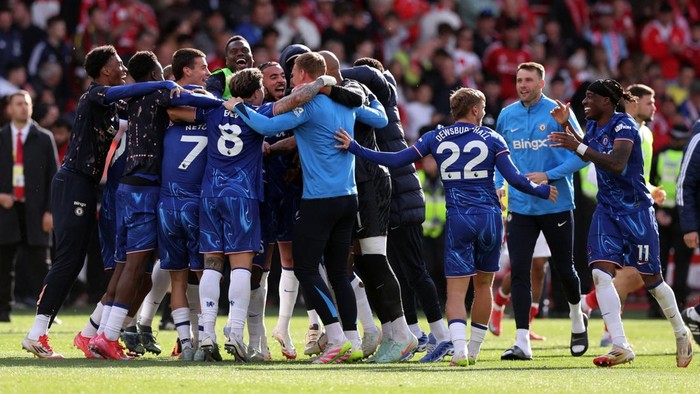 Soccer Football - Premier League - Nottingham Forest v Chelsea - The City Ground, Nottingham, Britain - May 25, 2025  Chelsea players celebrate after the match after qualifying for the Champions League next season REUTERS/David Klein EDITORIAL USE ONLY. NO USE WITH UNAUTHORIZED AUDIO, VIDEO, DATA, FIXTURE LISTS, CLUB/LEAGUE LOGOS OR LIVE SERVICES. ONLINE IN-MATCH USE LIMITED TO 120 IMAGES, NO VIDEO EMULATION. NO USE IN BETTING, GAMES OR SINGLE CLUB/LEAGUE/PLAYER PUBLICATIONS. PLEASE CONTACT YOUR ACCOUNT REPRESENTATIVE FOR FURTHER DETAILS..
