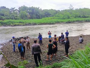 Berenang di Sungai Brantas, Remaja Blitar Hanyut
