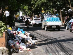 Duh! Sampah Menumpuk di Jalan Cihampelas Bandung