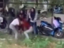 Heboh Siswi di Kampar Baku Hantam, Warga Hanya Menonton