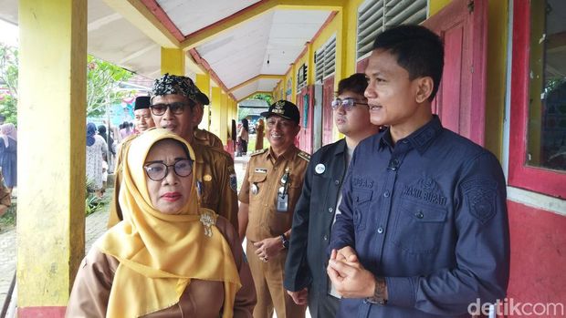Wabup Pandeglang Iing Andri Supriadi meninjau SDN Bojen 2 di Kecamatan Sobang sehabis video trend puluhan siswa berguru di teras sekolah. (Aris R/detikcom)