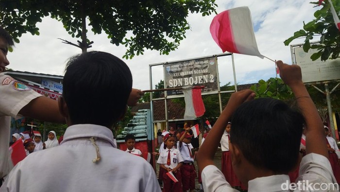 Wabup Pandeglang Iing Andri Supriadi meninjau SDN Bojen 2 di Kecamatan Sobang sehabis video trend puluhan siswa berguru di teras sekolah. (Aris R/detikcom)